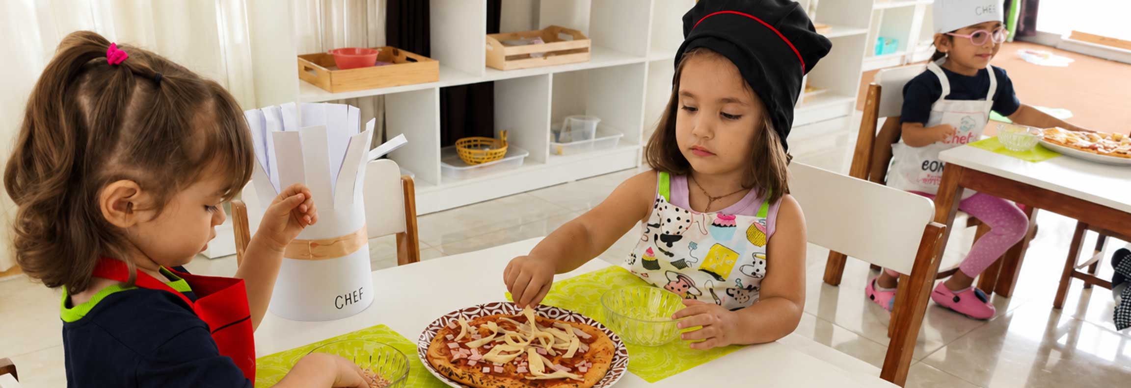 Niños pequeños jugando juntos en el ambiente Montessori de Casita